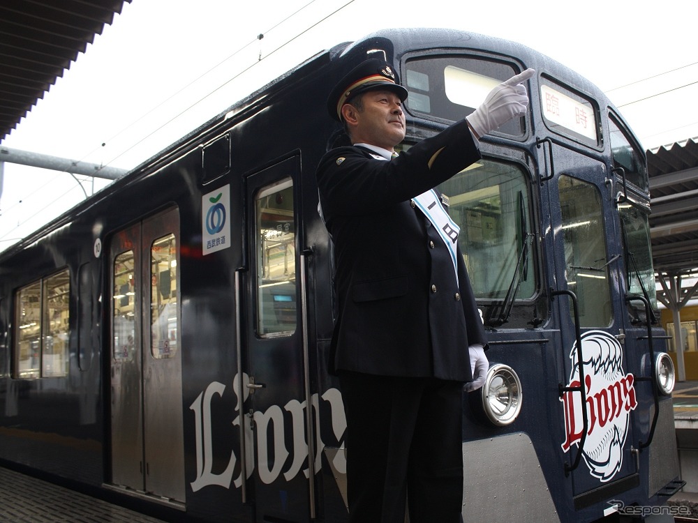 西武鉄道「L-train」の復活イベントとして所沢駅の一日駅長に就任したライオンズ田辺監督。