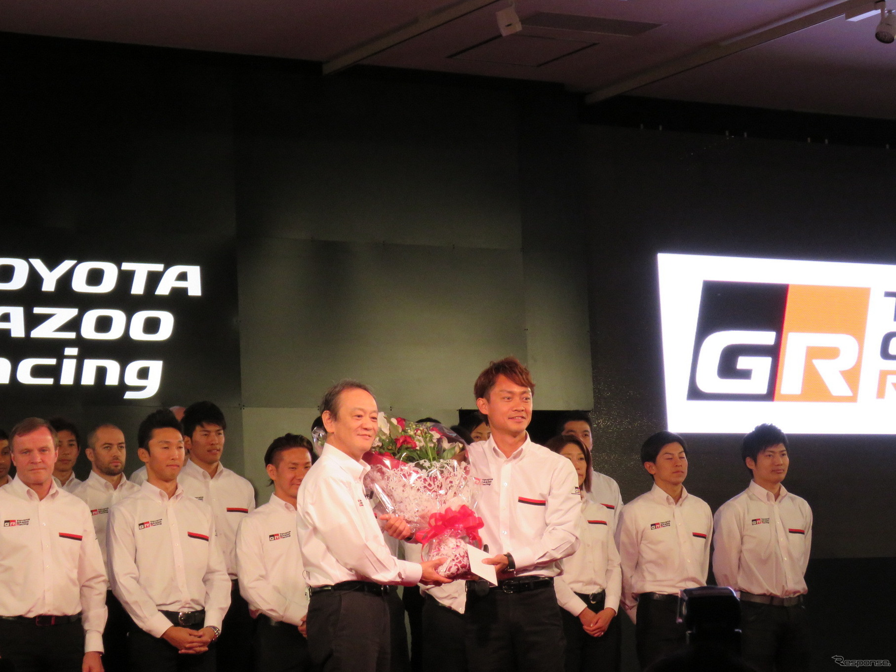 GT500の現役を退く脇阪に、トヨタの伊勢専務から花束が贈呈された。