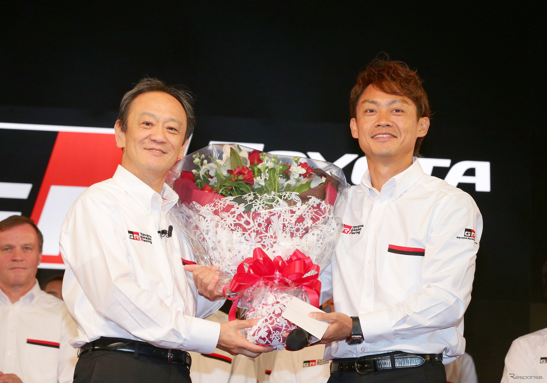 引退を発表し、トヨタの伊勢専務から花束を贈られた脇阪。
