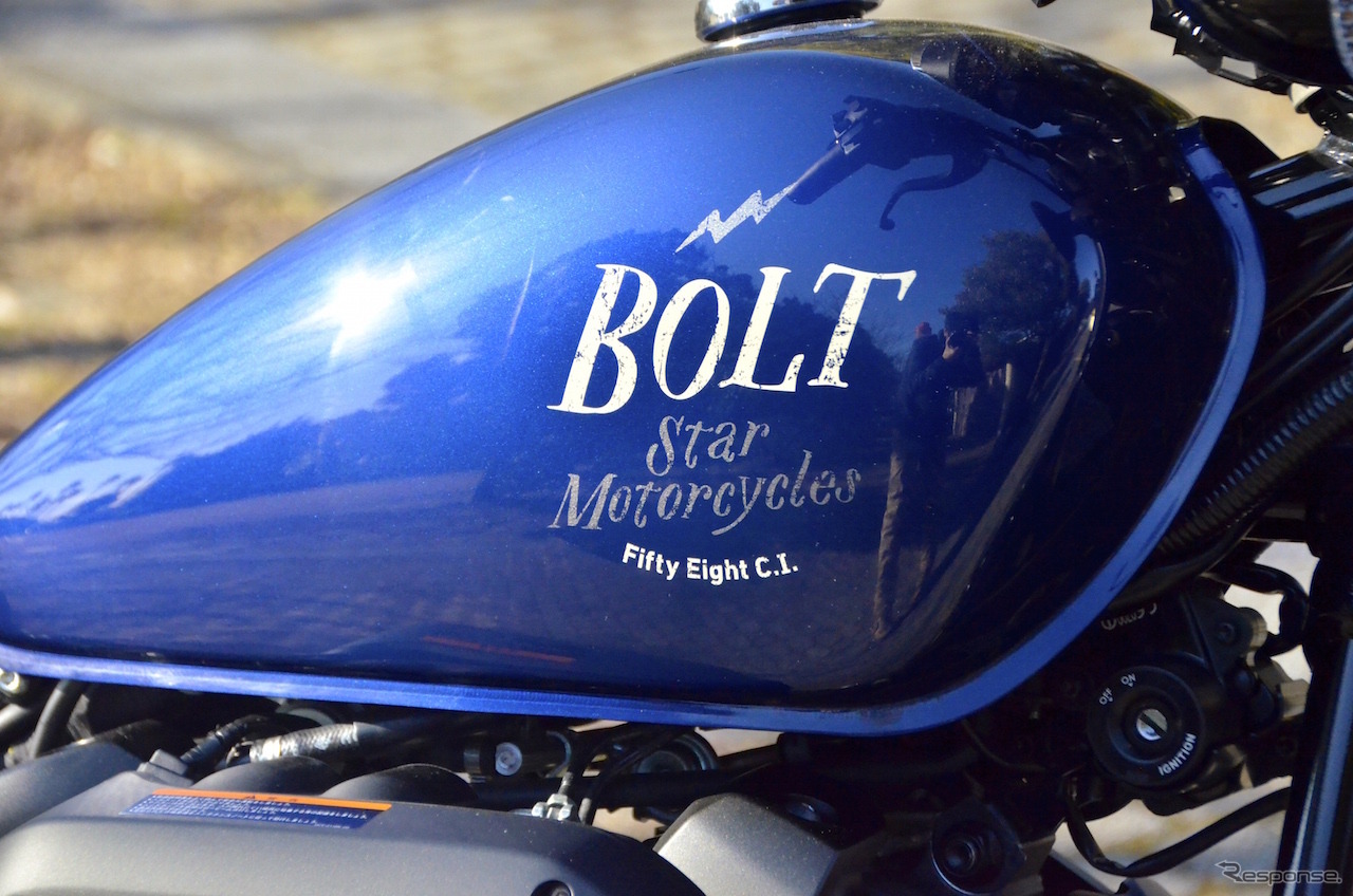 ヤマハ XVS950CU BOLT（ボルト）の新色、ダルパープリッシュブルーメタリック（ブルー）。