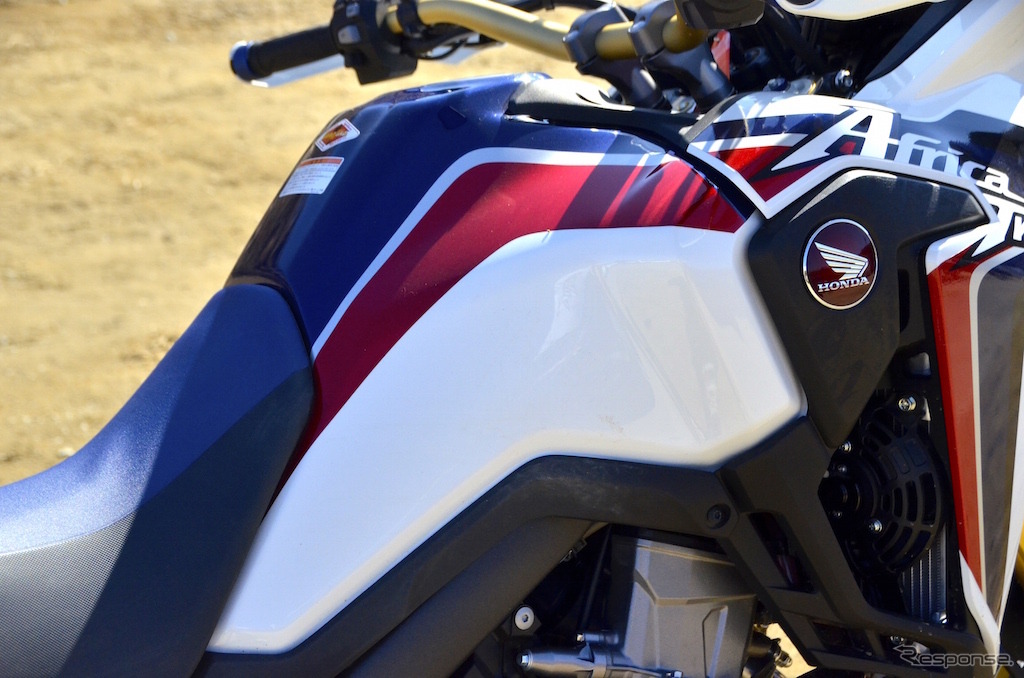 CRF1000L Africa Twin パールグレアホワイト（トリコロール）。前後タイヤはオフロード走行用に交換されている。