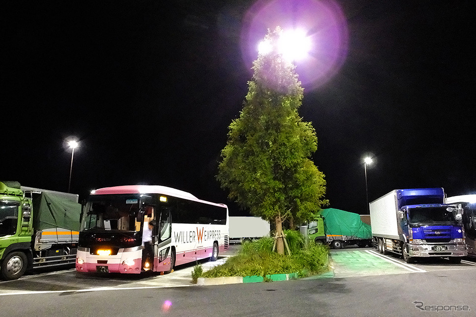 ウィラーエクスプレスによる東京～大阪間の夜行バスは、高速道のSAやPAで2回休憩する