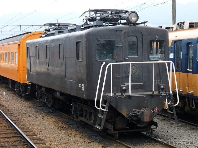 蒸気機関車で知られる大井川鐵道だが、『夜桜列車』はE10形がけん引する。