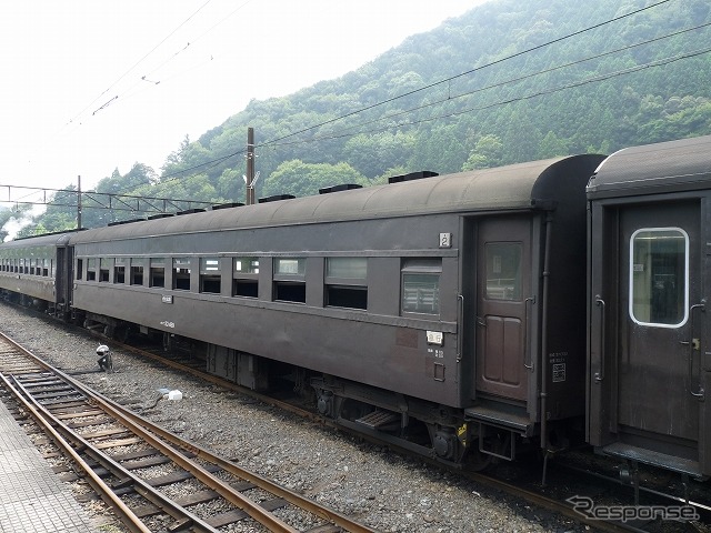 『夜桜列車』は旧国鉄の旧型客車やお座敷客車、展望客車で運行される。写真は旧国鉄の旧型客車。