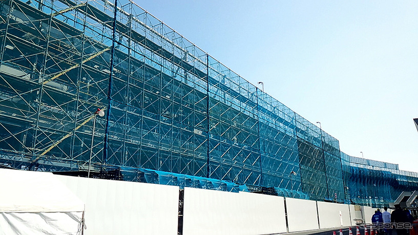 東京ビッグサイト東棟屋外駐車場に姿を現し始めた鉄骨2階造の仮設展示場