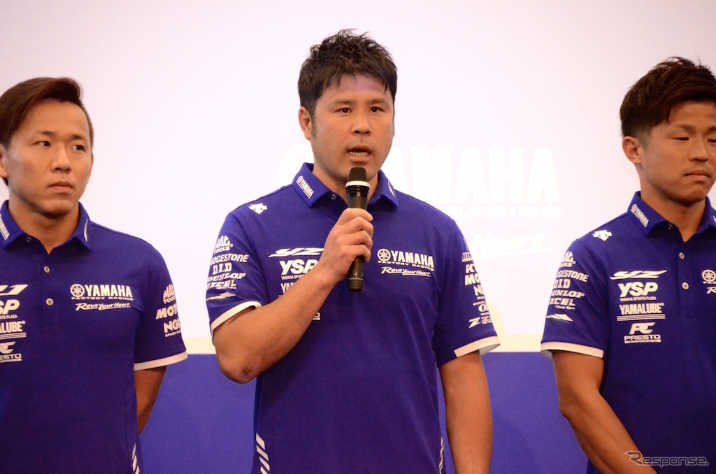 YAMAHA FACTORY RACING TEAMを率いる田島 久監督（中央）。