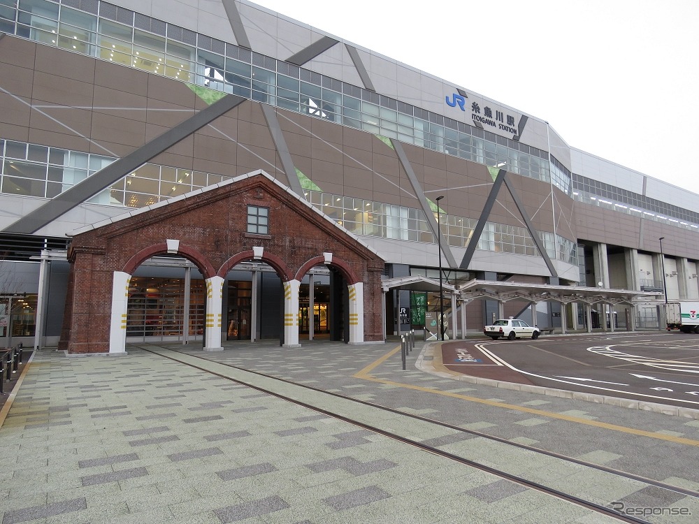 JR西日本管内で最も利用者が少なかったのは糸魚川駅。1日あたり400人が乗車した。