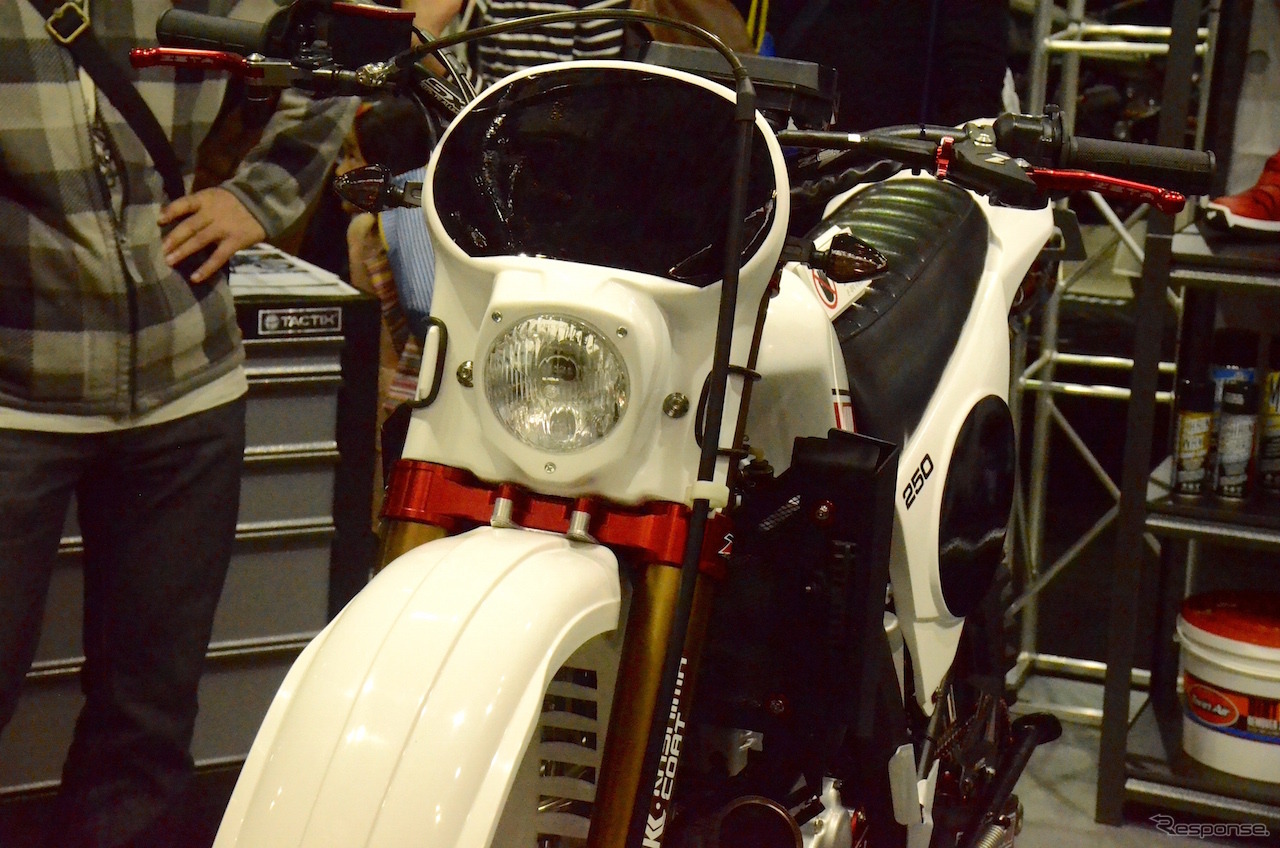モーターサイクルショー初出展のダートフリークのWR250Rカスタム。