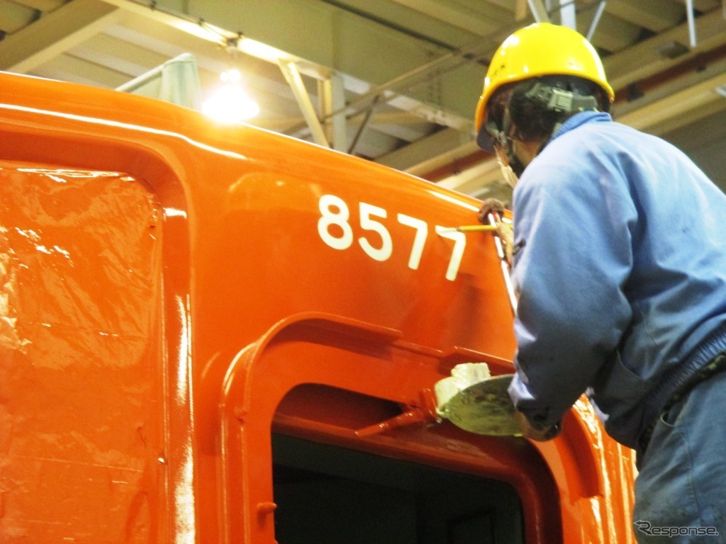 東武鉄道亀戸線で走り始めたリバイバルカラー8000系2両・8577編成。インターナショナルオレンジにミディアムイエローの帯を塗装中