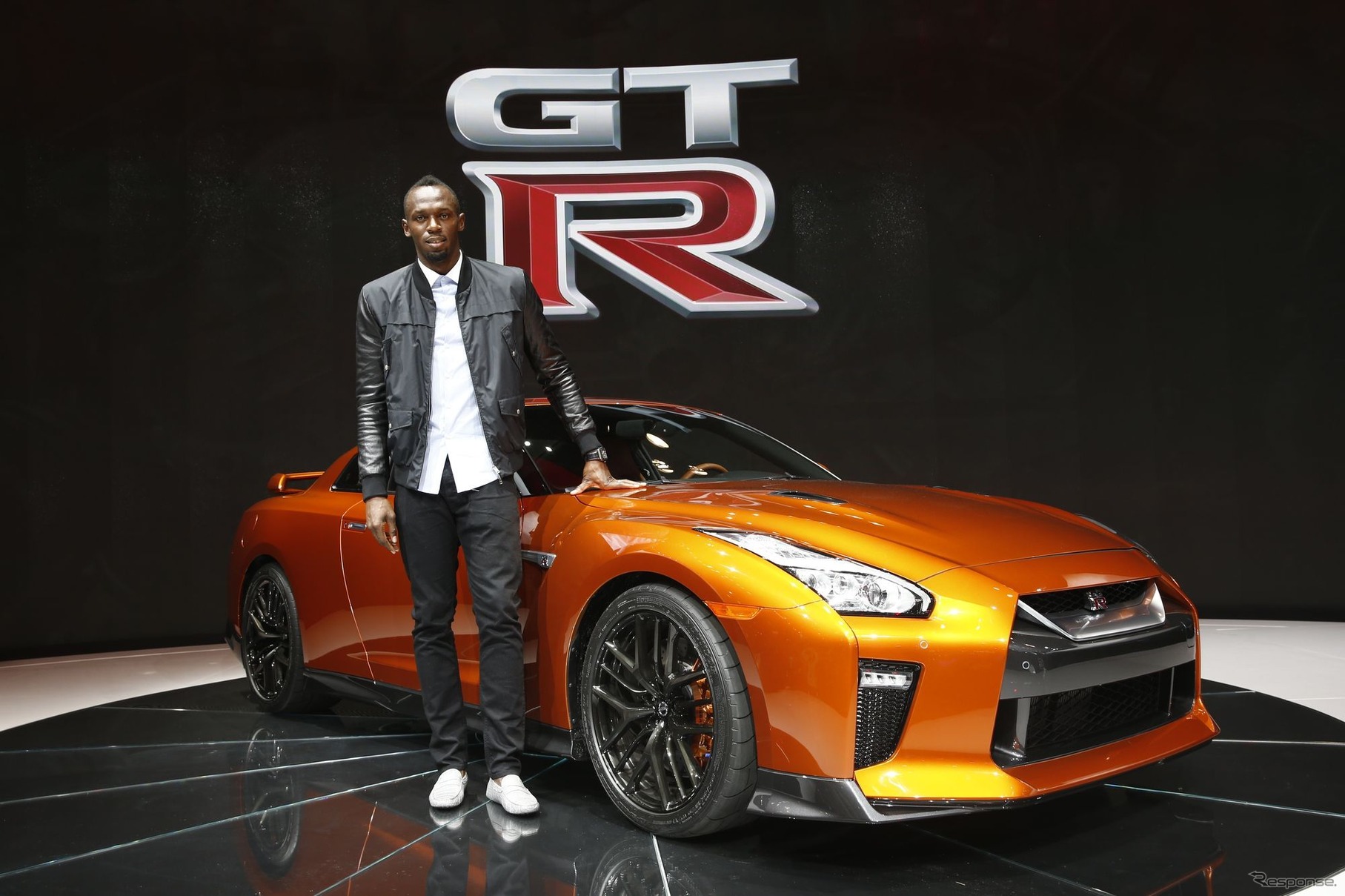 日産 GT-R の2017年型とウサイン・ボルト選手（ニューヨークモーターショー16）
