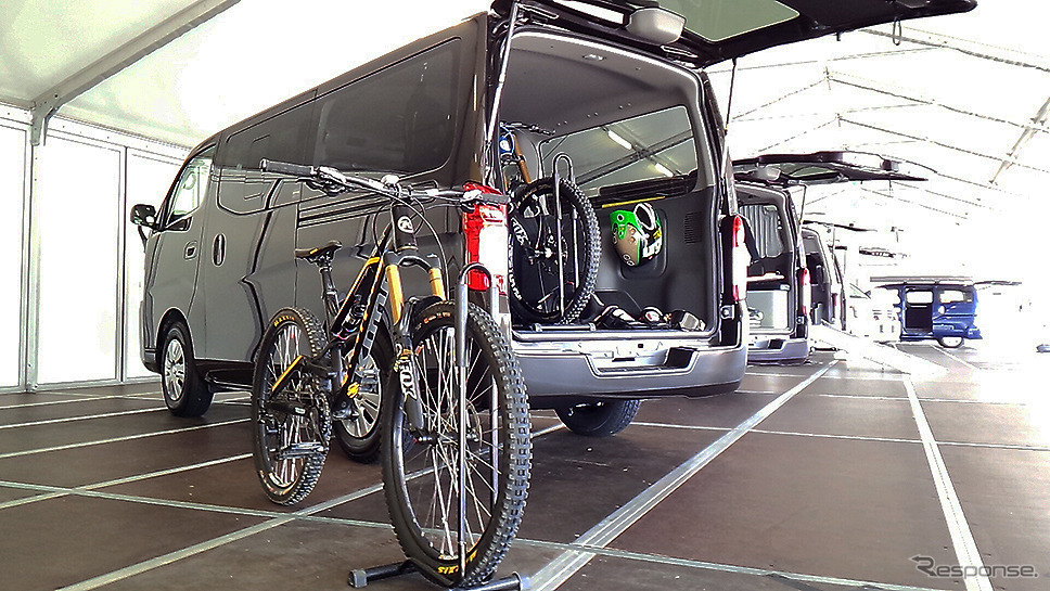 日産『NV350キャラバン』でサイクリスト向けトランスポーターを再現。3月に大磯で行われた日産日産小型商用車（LCV）オールラインナップ公開にて