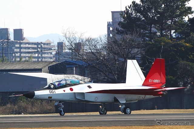 名古屋空港の南側滑走路端（RW34）で待機するX-2。現在は100km/h超の中速タキシー試験まで実施済み。
