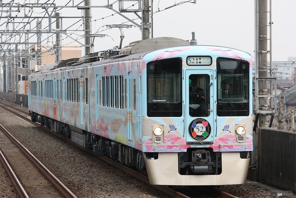 豊島園駅での報道公開後、試乗会の列車として池袋線を走る「52席の至福」（写真先頭は1号車）。4月17日から営業運行を開始する。