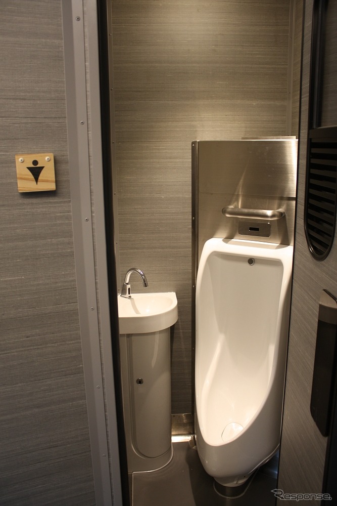 1号車には多目的トイレと男性用トイレが設置された。写真は男性用トイレ。