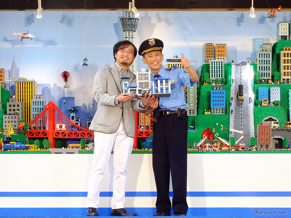 ジオラマを手がけたレゴ認定プロビルダーの三井淳平氏と、ネタを連発する柳沢慎吾氏