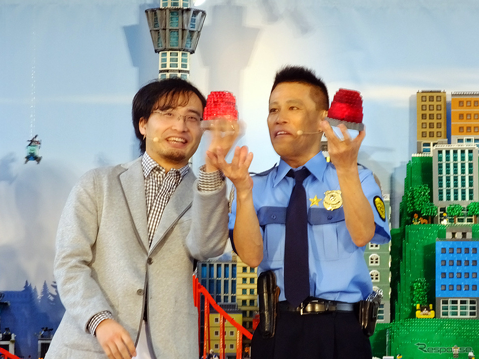 ジオラマを手がけたレゴ認定プロビルダーの三井淳平氏と、ネタを連発する柳沢慎吾氏