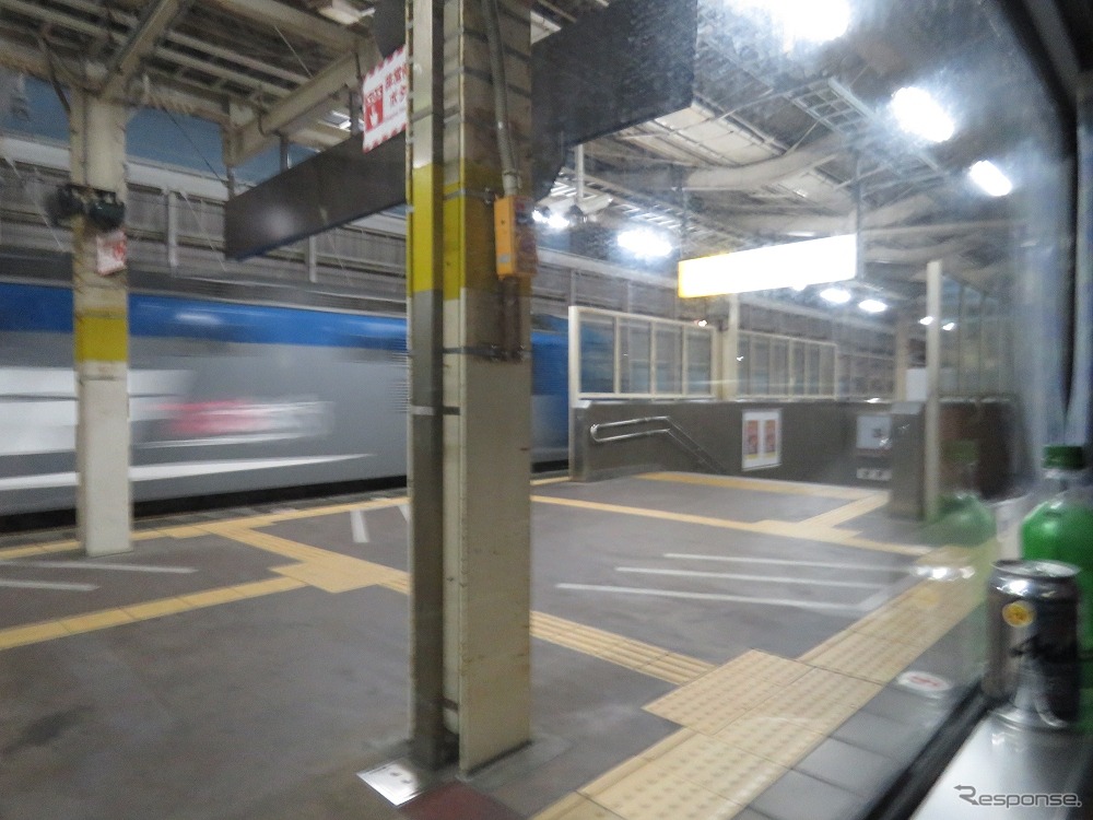『超会議号』は深夜の東海道線を走って東へ。静岡県内の浜松駅などで長時間停車を繰り返し、貨物列車に道を譲りながらゆっくりと進んでいった。