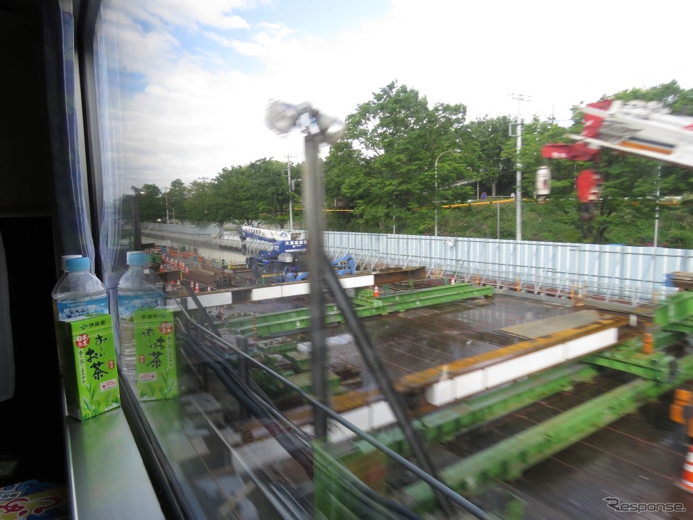 JR東日本区間に入って小田原駅から先は貨物線を走行。貨物駅である横浜羽沢駅の通過時には、窓外に相鉄・JR直通線（2018年度内開業予定）の工事現場を見ることができた。