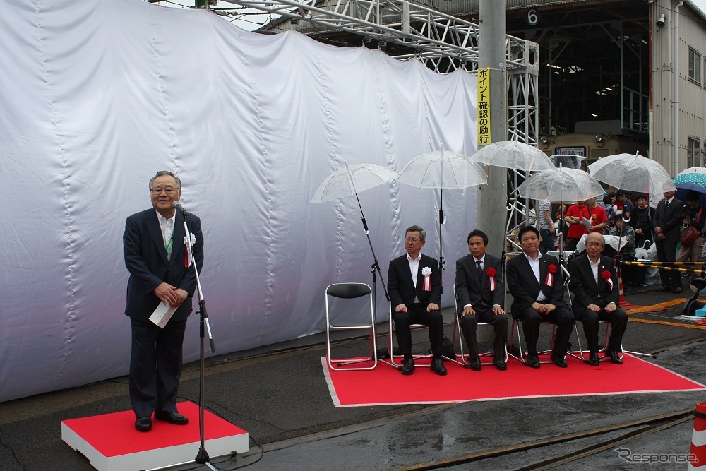 お披露目式で「TRAIN ROUGE」導入の経緯を語る椋田社長（左）。お披露目式は千田車庫の一般公開イベント「路面電車まつり」の一環として行われた。