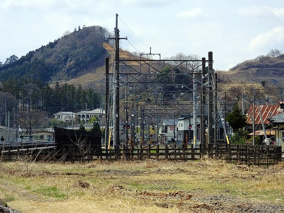 葛生駅の北には、石灰石などを運ぶ列車が行き来した会沢線、大叶線、日鉄鉱業専用線などの線路跡も残っている