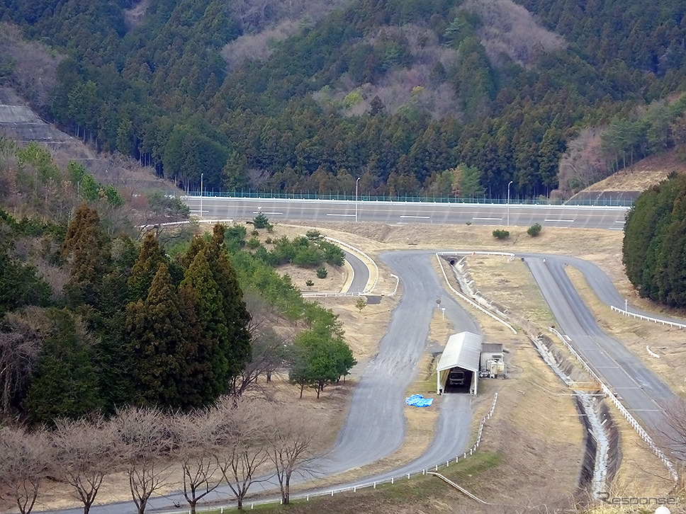 スバルファンミーティングの高速周回路バスツアーでは、角石路やマンホール路、わだち路など、さまざまな評価路もみえた（3月27日、栃木県佐野市・スバル研究実験センター）
