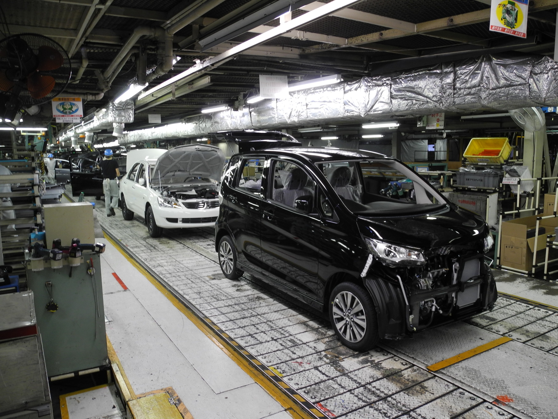 三菱自動車 水島製作所で生産される軽自動車eKカスタム（右）