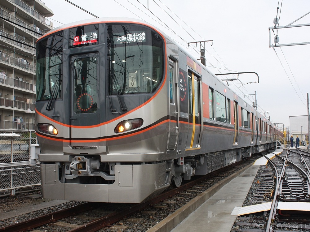 近畿車輛で報道公開されたJR西日本の323系。年内にも大阪環状線・JRゆめ咲線で営業運転が始まる。
