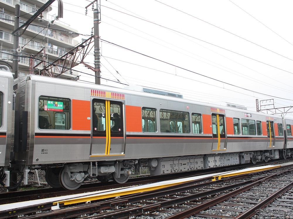 7号車のモハ322-1。大阪環状線の車両塗装として長く親しまれているオレンジ色のラインが入れられた。