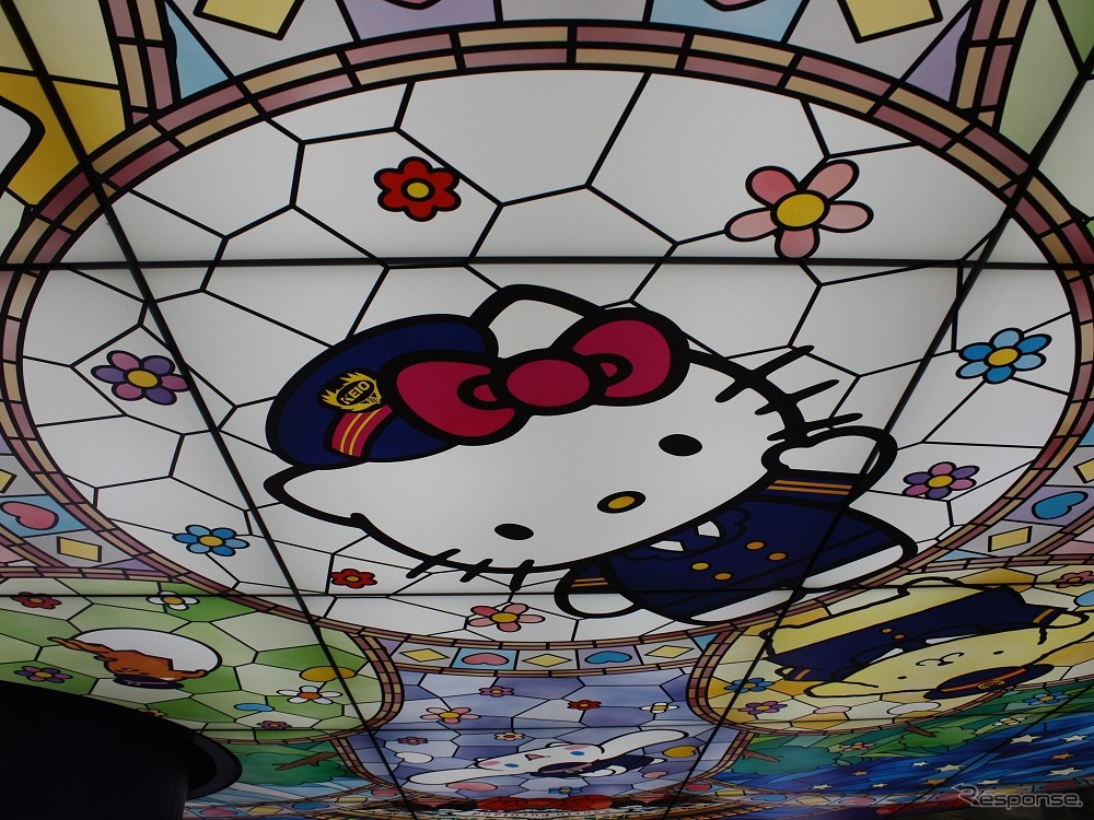ステンドグラス風照明の中央に描かれたハローキティ。