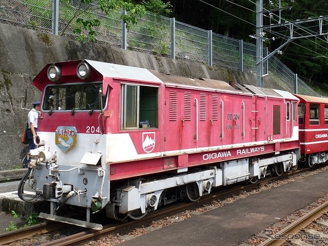 大井川鐵道は井川線で運用されているDD20形がピンバッジのデザイン元になる。