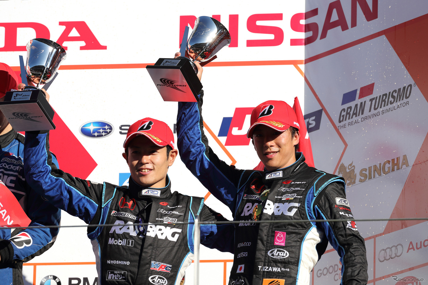 GT500では伊沢拓也選手（右）と組んで戦っている山本尚貴選手。直近の今季第5戦富士では表彰台を獲得。