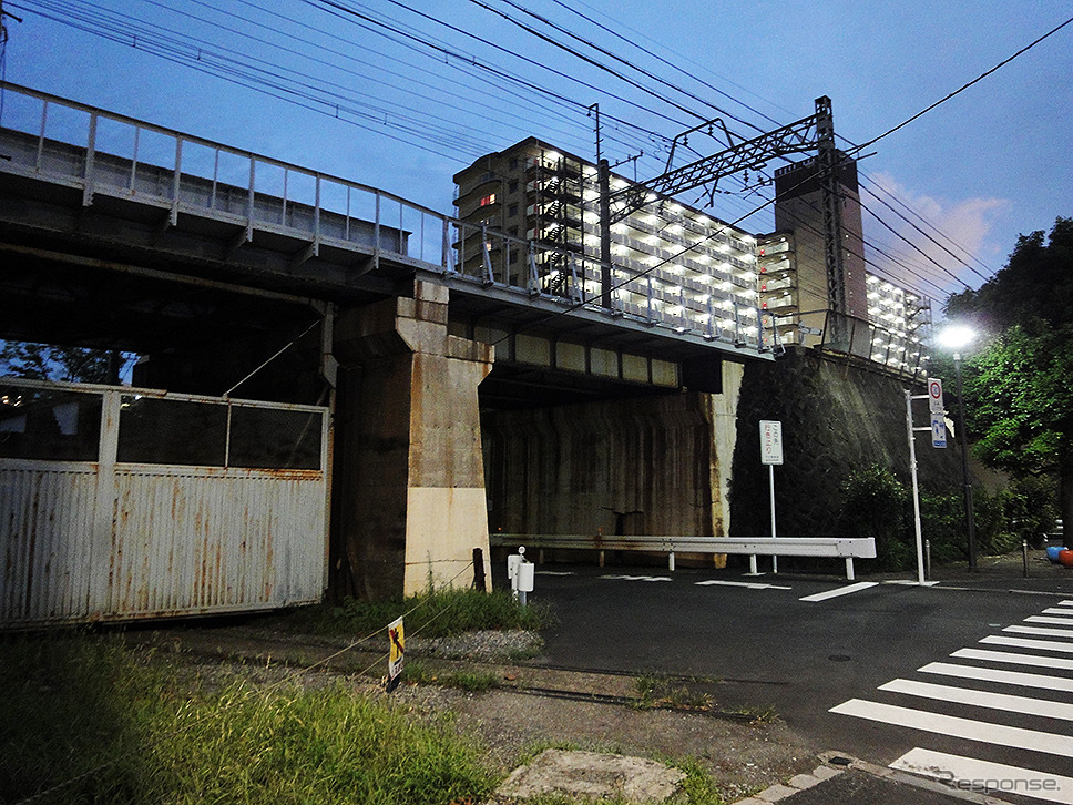 京成線の高架下に東武千住線・千住貨物駅へと続くレールが残る