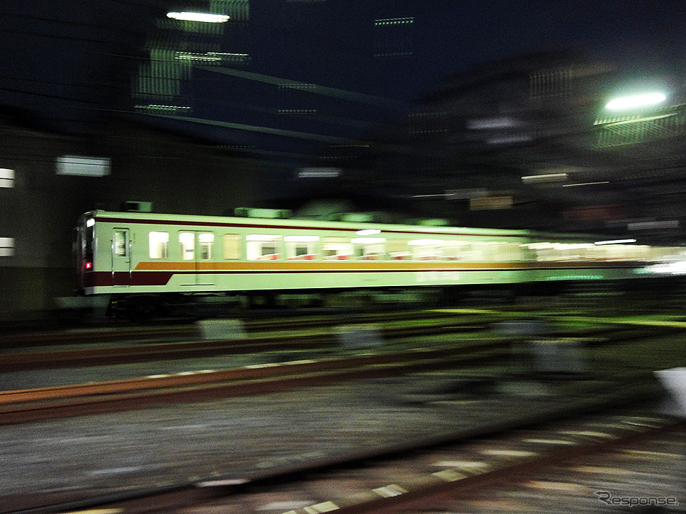 伊勢崎線と千住線の分岐付近「伊 第21号踏切道」を6050系電車が行く