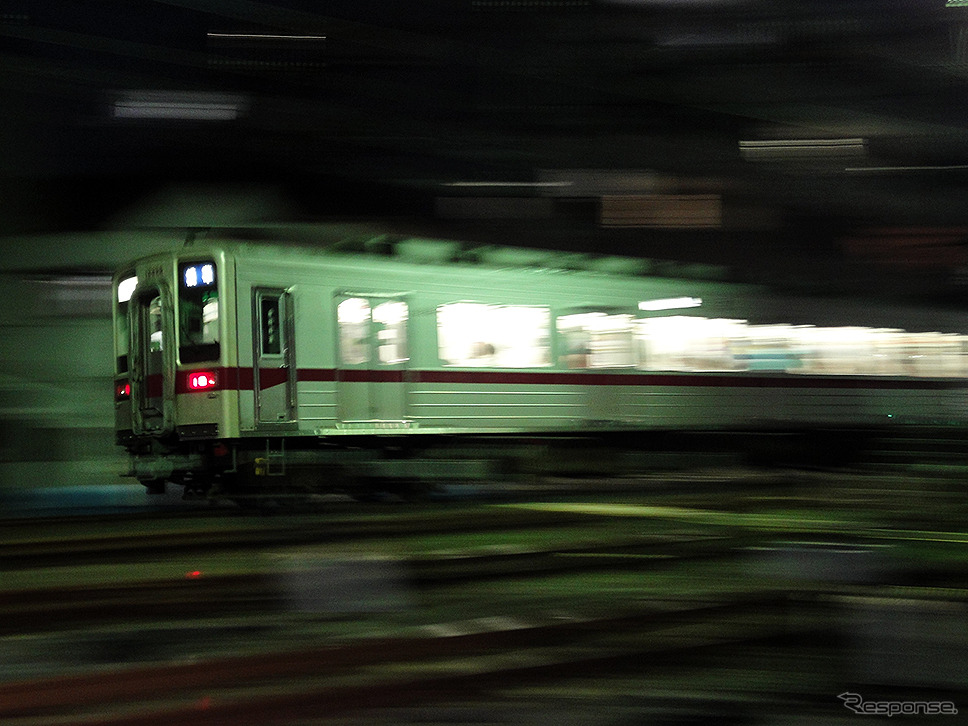 伊勢崎線と千住線の分岐付近「伊 第21号踏切道」を10080系電車が行く