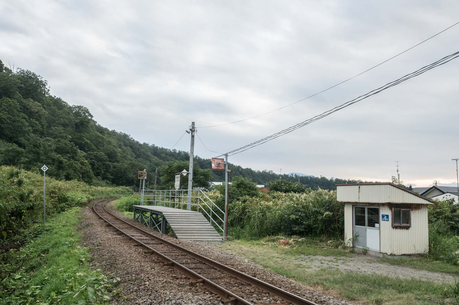 阿分駅と同じく板張りの短いホームがあるだけの朱文別（しゅもんべつ）駅も1人以下の平均乗降客数。