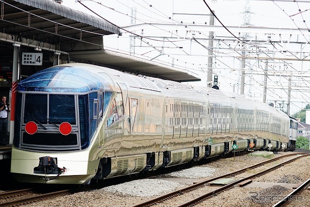 これまでの鉄道車両にはなかった未来的な外観デザインが特徴。デザイナーの奥山清行氏が手掛けた。