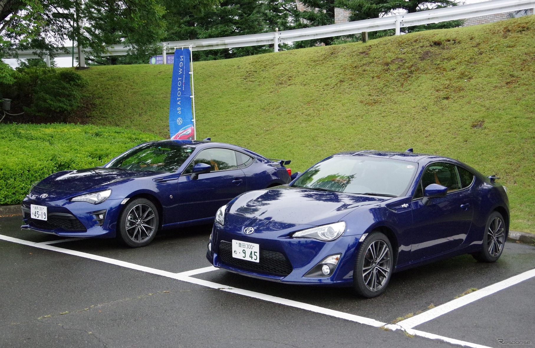 改良新型の86（左）と、今回のテスト車として使用した従来型の86（右）