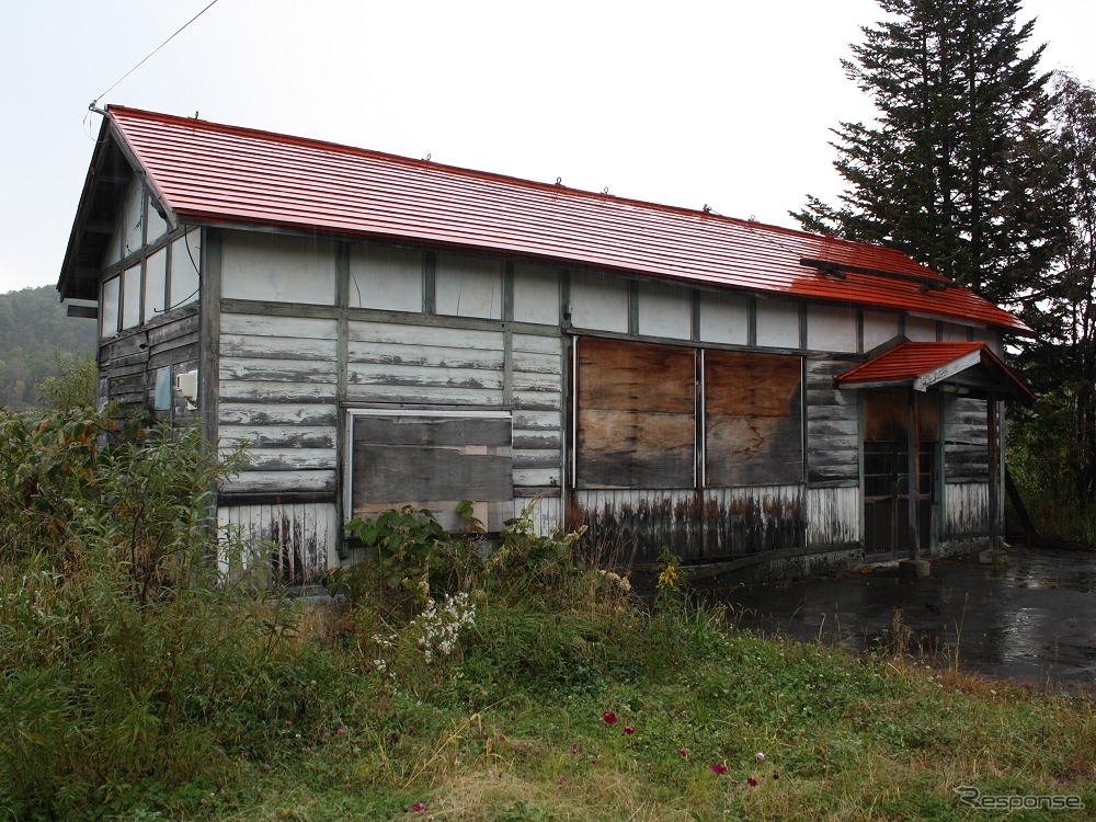 1995年に廃止された深名線の添牛内駅跡（2015年9月）。駅舎が残っている。