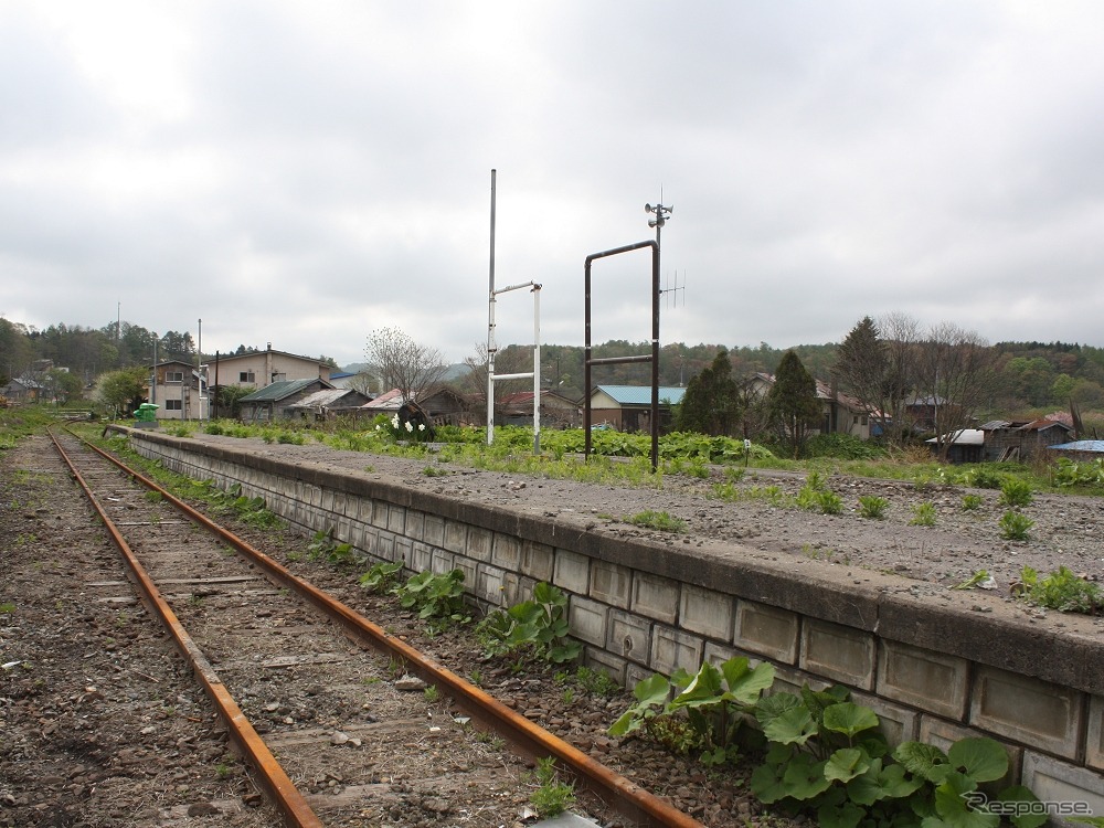 江差線の木古内～江差間は2014年に廃止。湯ノ岱駅の線路やホームは放置されたままだ（2016年5月）。