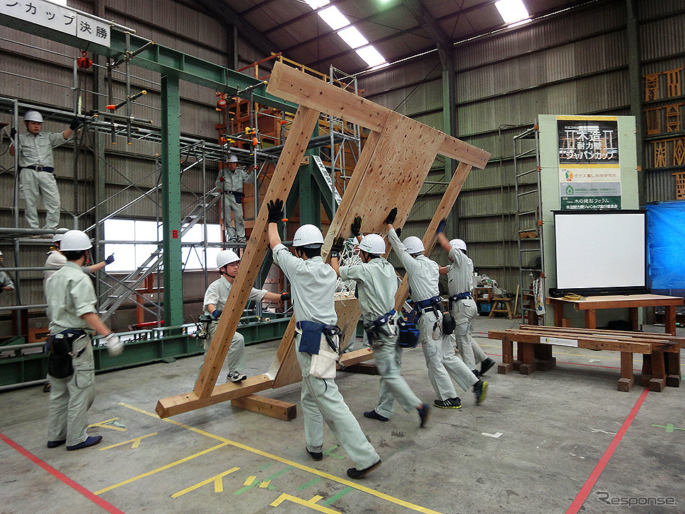 日本建築専門学校の学生たちが声をかけあって木造耐力壁をセットする（木造耐力壁ジャパンカップ）