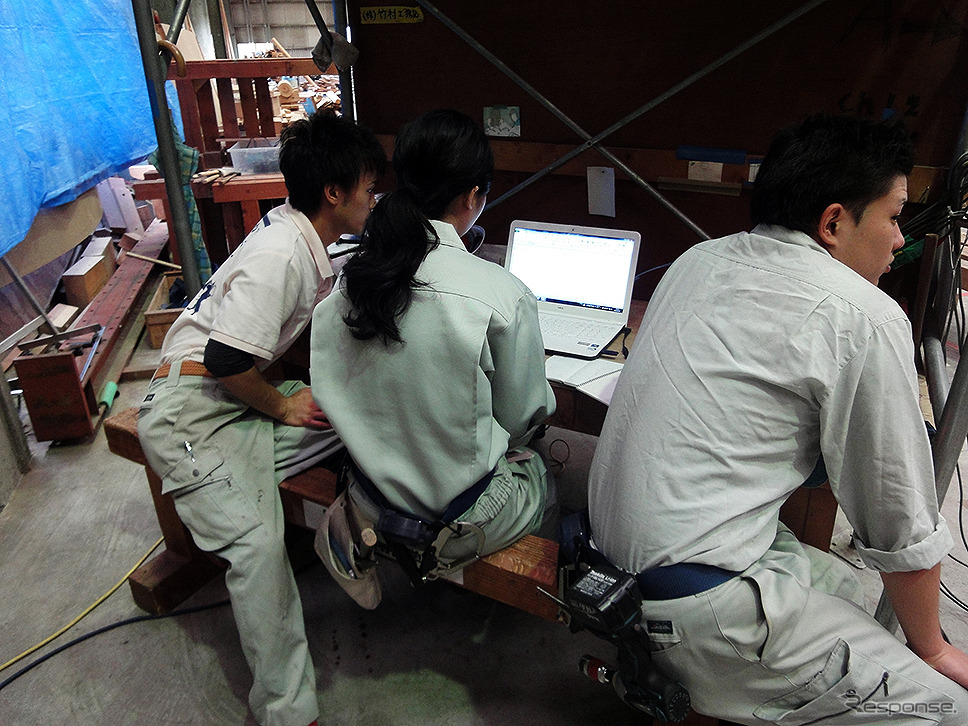 日本建築専門学校の学生たちが声をかけあって木造耐力壁をセットする（木造耐力壁ジャパンカップ）