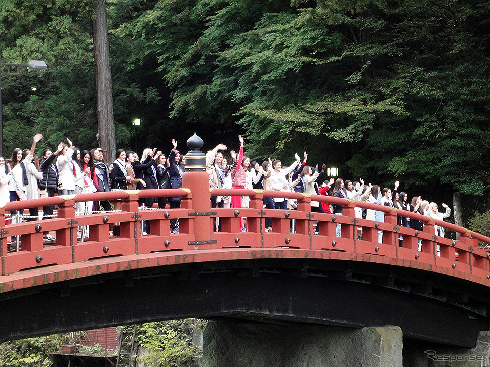 世界のミス68人、東武特急・金谷ホテル・日光神橋を彩る