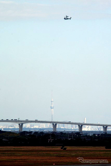 木更津上空を飛ぶオスプレイ。東京湾アクアラインの地上部、遠方にはスカイツリーも見える。