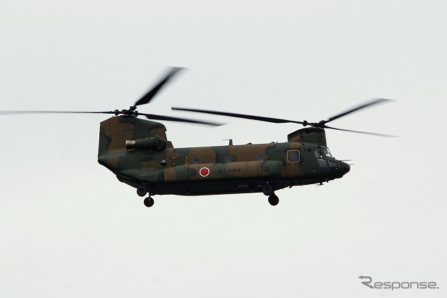 木更津駐屯地に所属する大型ヘリ「CH-47JA チヌーク」も、普段は使用しない固定翼機ルートを飛んで、オスプレイとの騒音レベルを比較する。