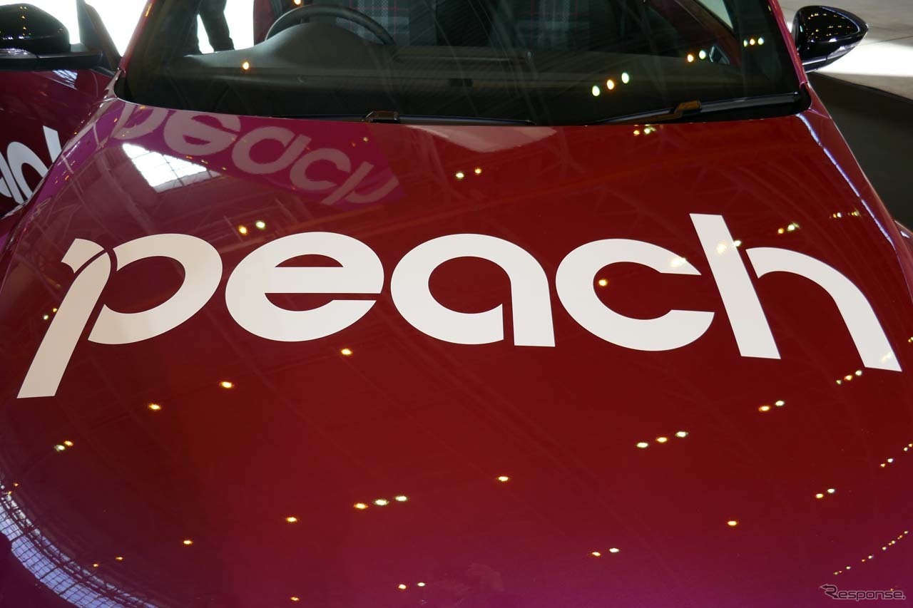 ランプカーとなる#PinkBeetleには「Peach」のロゴマークがボンネットと左右サイドに貼られる
