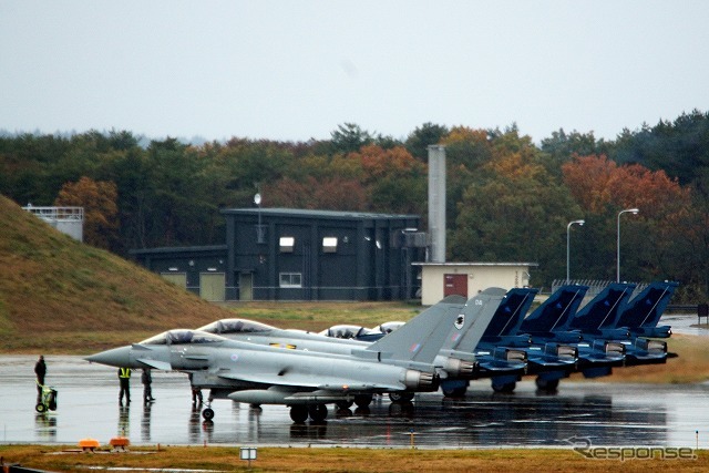 滑走路端のアーミングエリアに並ぶタイフーンとF-2。今回の演習を象徴するシーンだ。