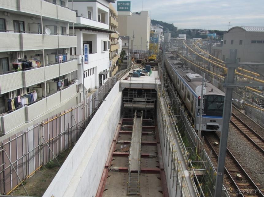 西谷駅付近で姿を現した西谷トンネルの坑口。2019年度下期に開業する予定だ。