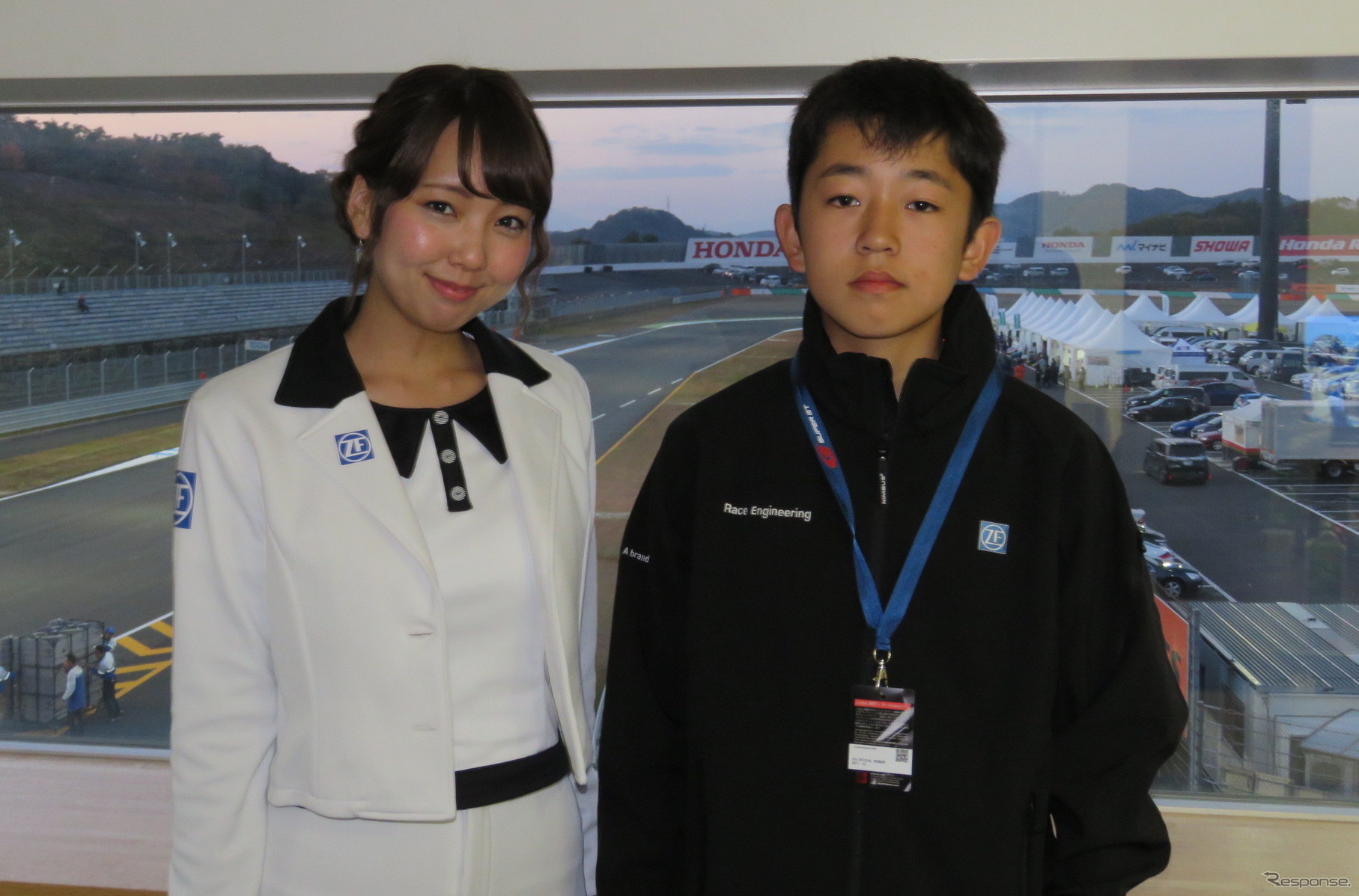 高野くんと、本職のZF モータースポーツ・アンバサダーである佐藤彩奈さん。