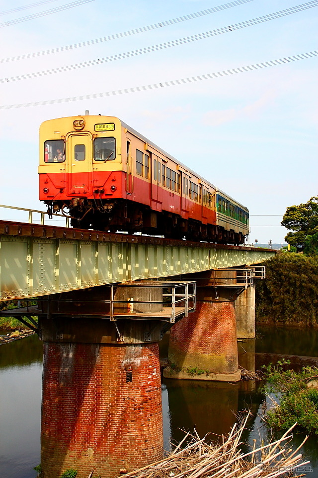 JR線のキハ30系（編成前方の車両）は2012年に久留里線を最後に引退している。
