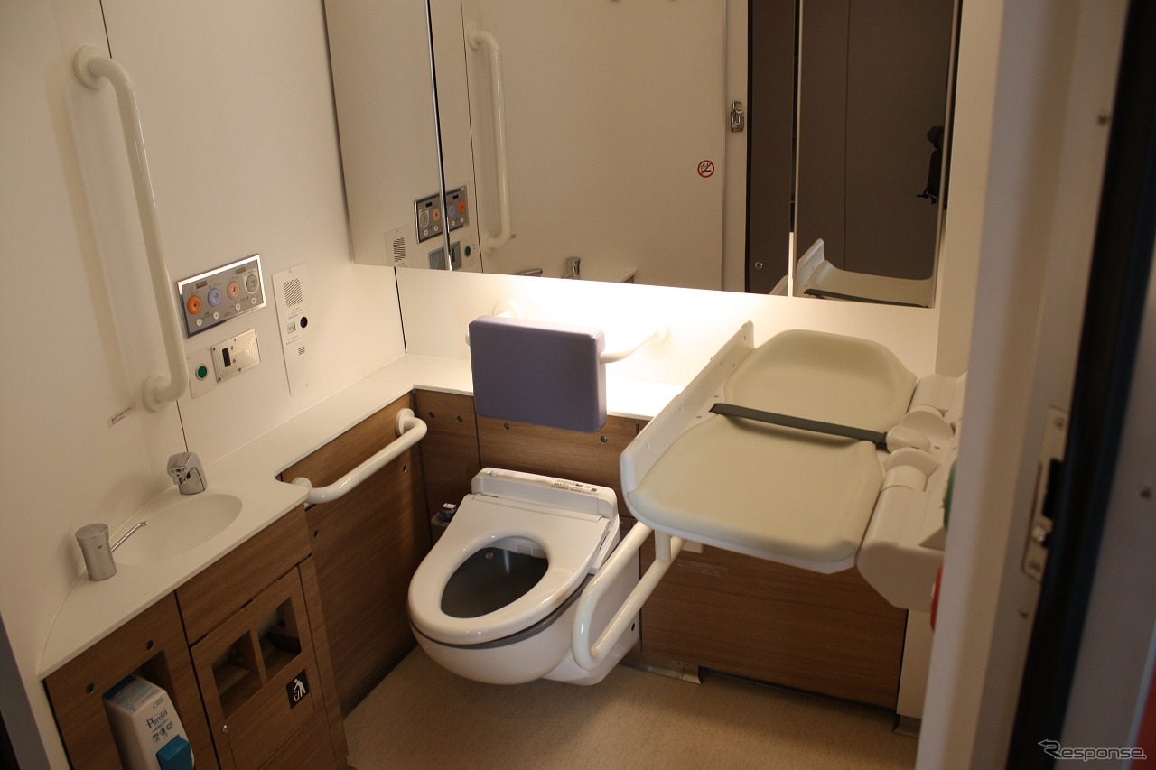 トイレは温水洗浄機能付き便座を搭載した洋式トイレに変更。和式トイレは廃止された。